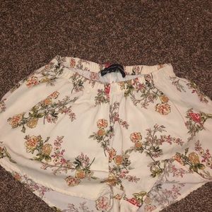 Flowery short shorts